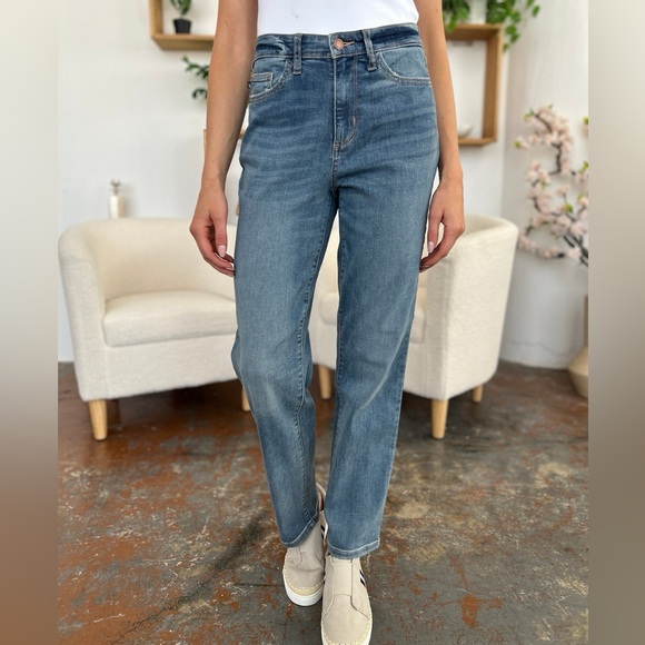 NWT Judy Blue PLUS + REG Size Medium Wash Blue High Waisted Straight Leg Jeans